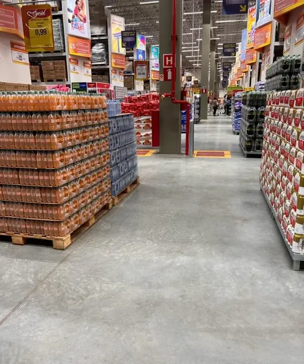 Atacarejo com paletes e piso cinza
