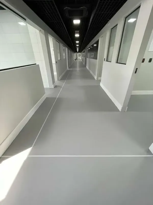 Corredor clínico com piso cinza