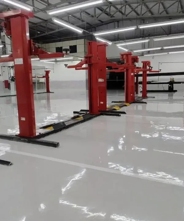 Oficina com elevadores e piso branco