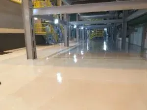 Piso claro industrial em ambiente fabril